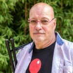 A man with a t - shirt that says compure on it