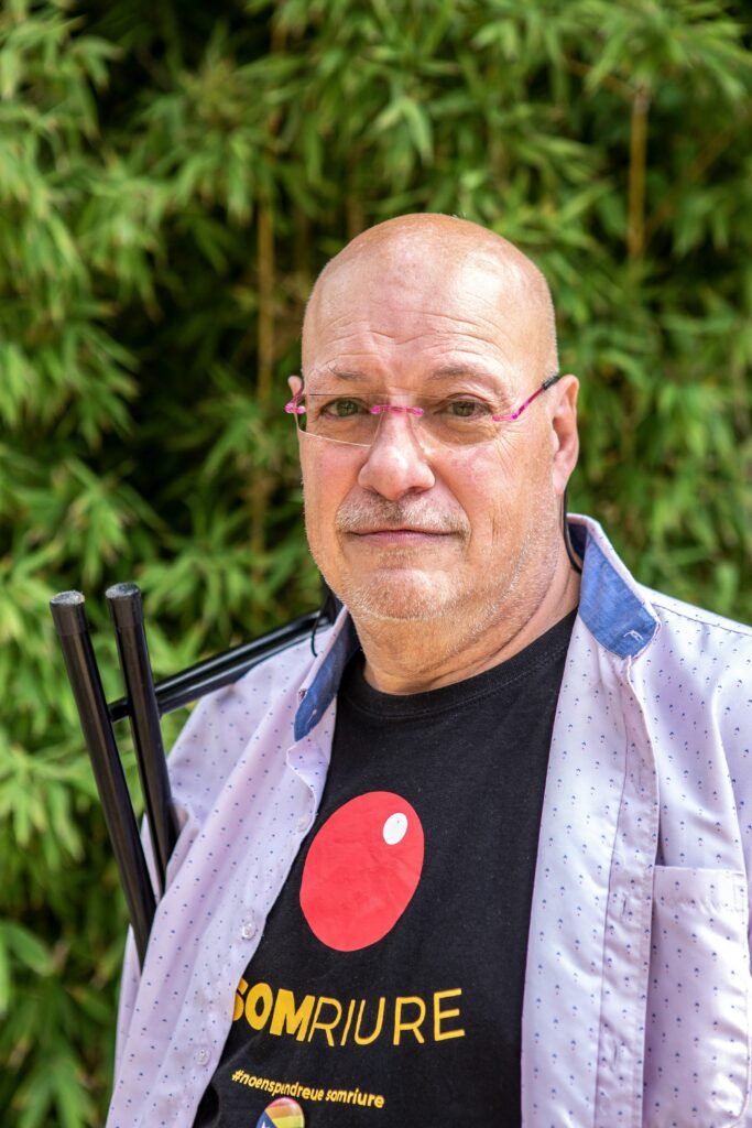 A man with a t - shirt that says compure on it